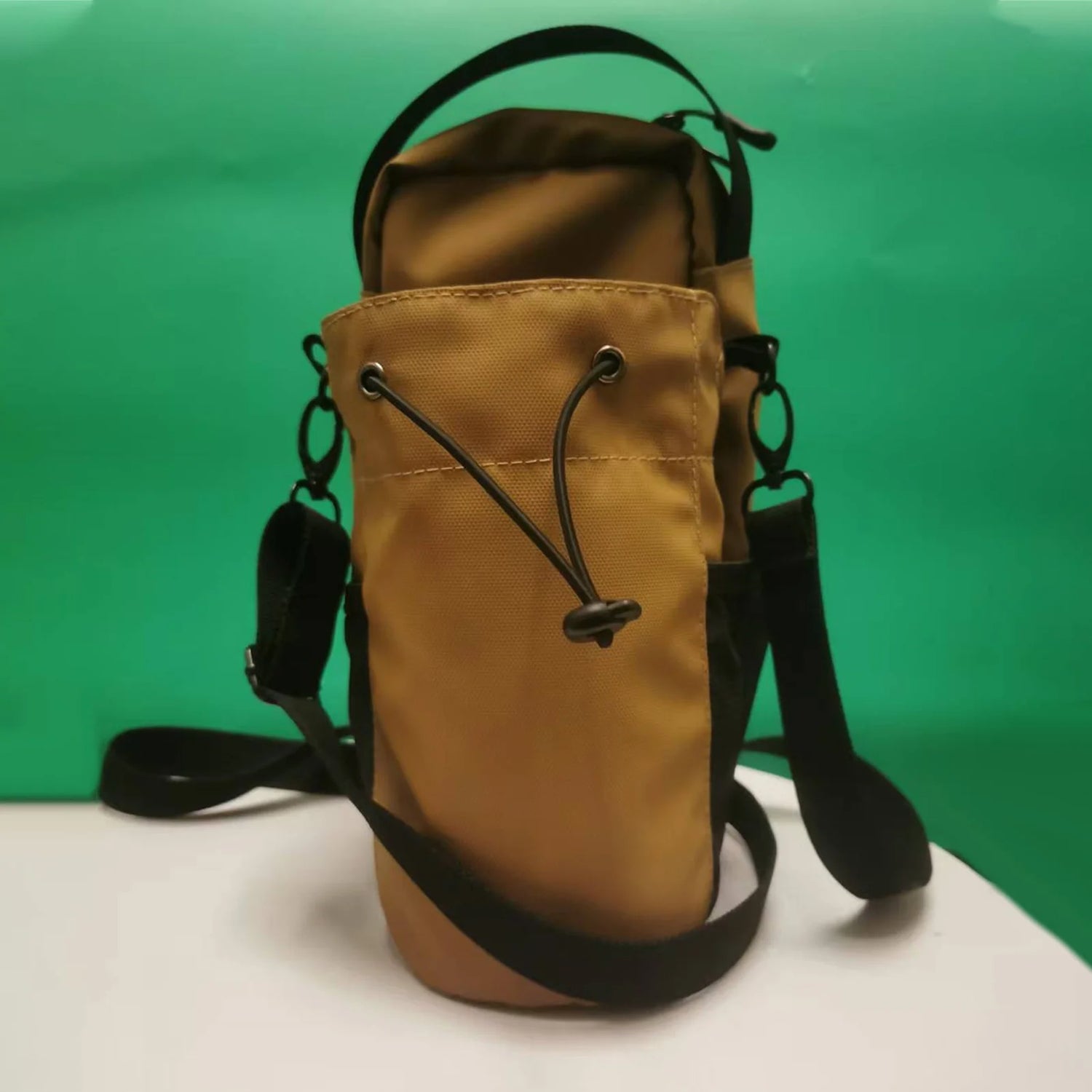 This waterproof magnetic gym sling bag holds your water bottle and phone, making it perfect for outdoor sports, travel, and fitness activities.